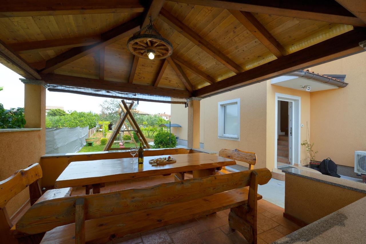 Apartments Ari And Bonnie - Cozy With Roof Terrace Pula Extérieur photo