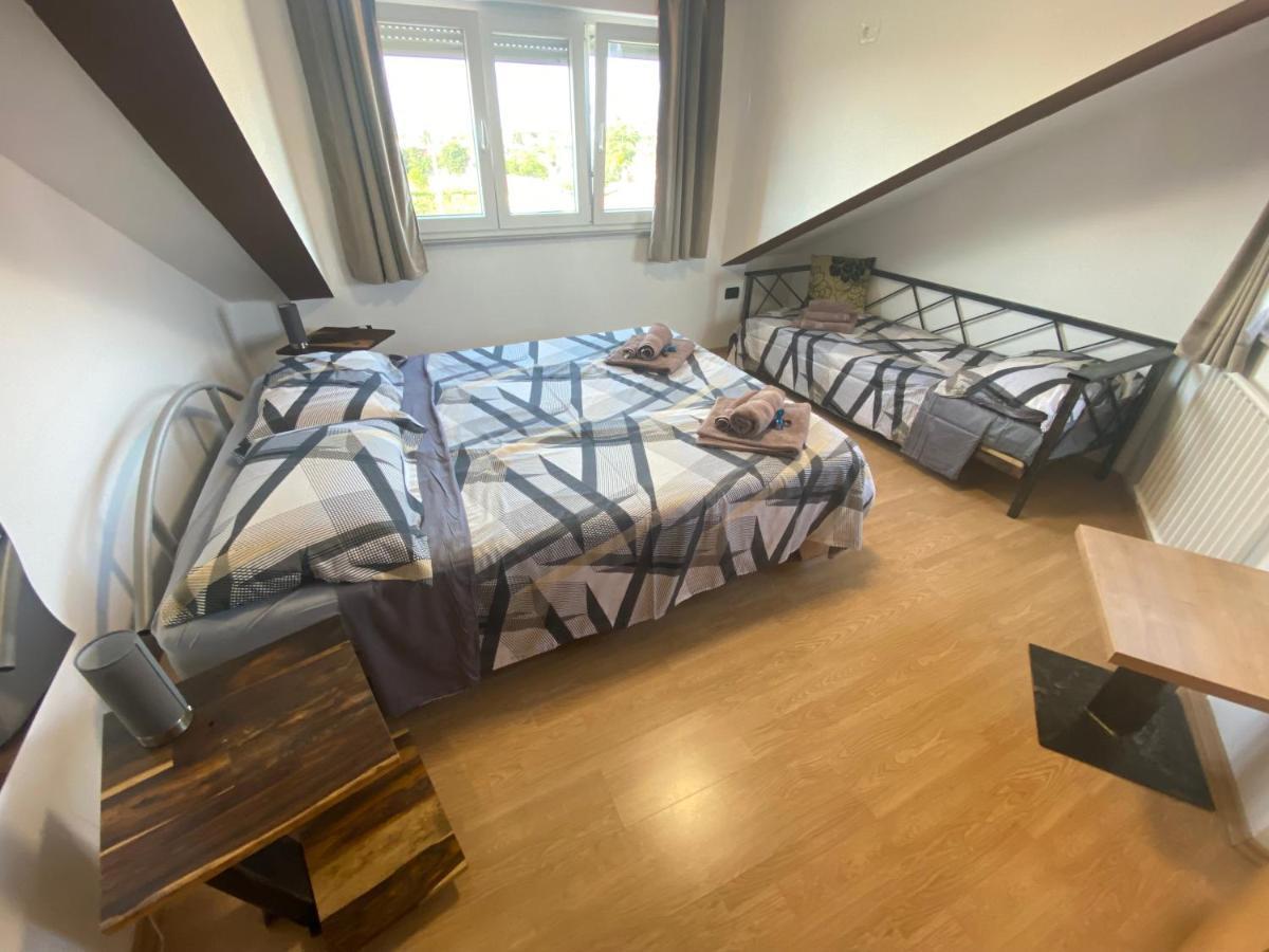 Apartments Ari And Bonnie - Cozy With Roof Terrace Pula Extérieur photo